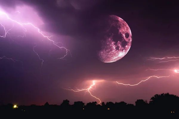 Cielo Nocturno Halloween Con Nubes Destellos Relámpagos Emergente Primer Plano —  Fotos de Stock