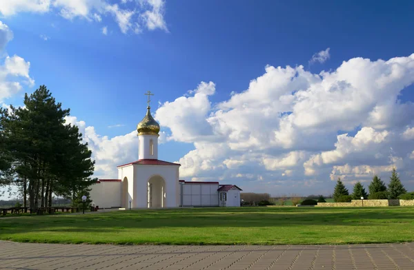 Kościół Budynek Przed Piękne Błękitne Niebo Chmurami — Zdjęcie stockowe