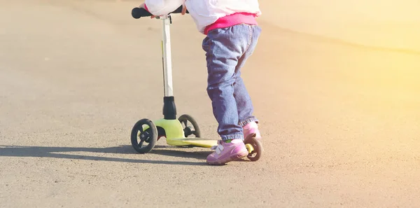 Kick Scooter Zonneschijn Waarop Een Kindje Leert Rijden — Stockfoto