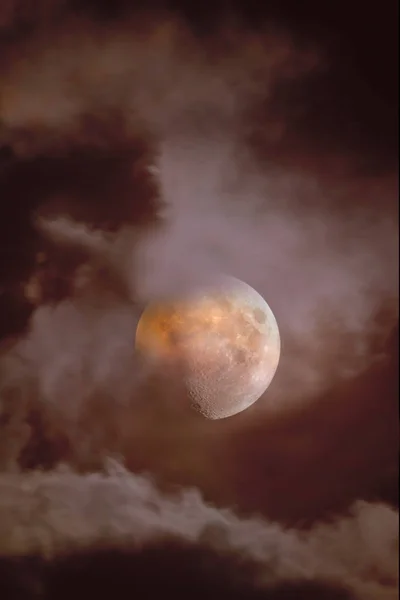 Luna Sangrienta Primer Plano Cuando Eclipsado Sobre Fondo Nubes Través —  Fotos de Stock