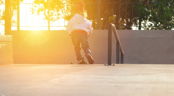 Malá Holčička Děje Sportovní Skútr Učí Jezdit Skate Parku Opouští — Stock fotografie