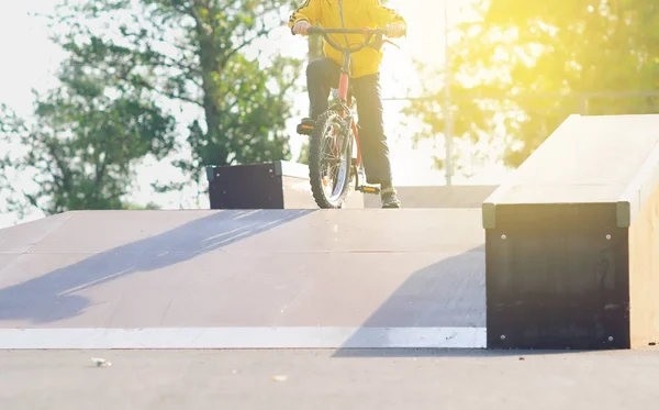 Malý Chlapec Jde Pro Sport Kole Učí Jezdit Skate Parku — Stock fotografie