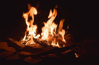 kıvılcım yakacak odun kömür ve pişmiş tuğla unsurları ile siyah bir arka plan ile ateş.