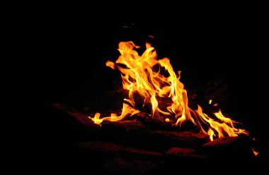 kıvılcım yakacak odun kömür ve pişmiş tuğla unsurları ile siyah bir arka plan ile ateş.