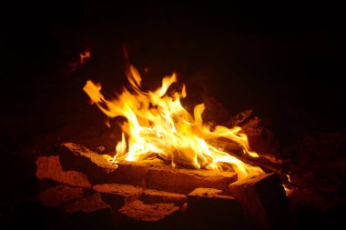 kıvılcım yakacak odun kömür ve pişmiş tuğla unsurları ile siyah bir arka plan ile ateş.