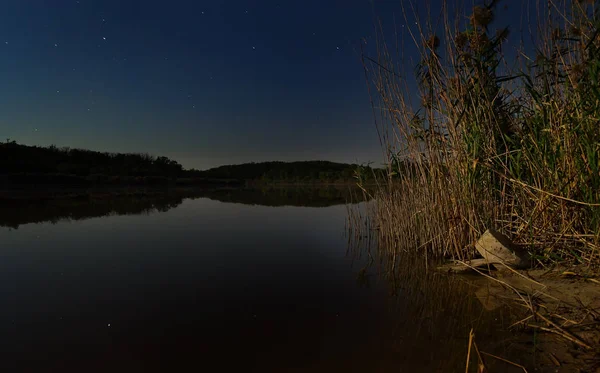 Die Sterne Nachthimmel Spiegeln Sich Der Spiegelglatten Oberfläche Des Sees — Stockfoto