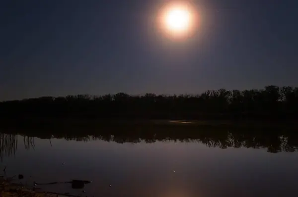 Die Sterne Nachthimmel Spiegeln Sich Der Spiegelglatten Oberfläche Des Sees — Stockfoto