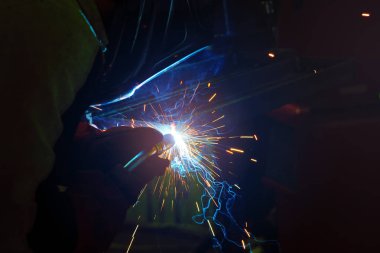 argon koruyucu gaz olarak metal yarı otomatik kaynak üretim işleminde kaynak sırasında kıvılcım