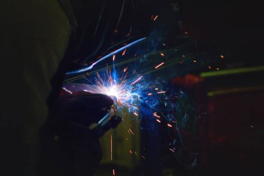 argon koruyucu gaz olarak metal yarı otomatik kaynak üretim işleminde kaynak sırasında kıvılcım