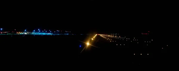 Взлетно Посадочная Полоса Аэропорта Освещена Яркими Посадочными Огнями Ночью — стоковое фото