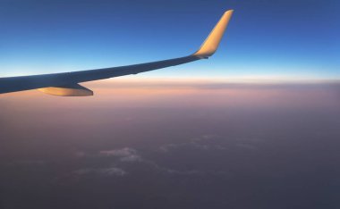 Güneş ışınları tarafından yaktı gün batımında göl ve nehir orman ile dağlarda ufku için uçak penceresinden görüntüleyin