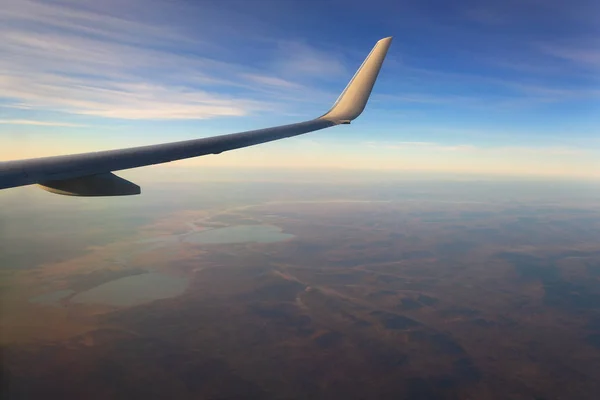 Vista Janela Avião Para Horizonte Lago Rio Nas Montanhas Com — Fotografia de Stock