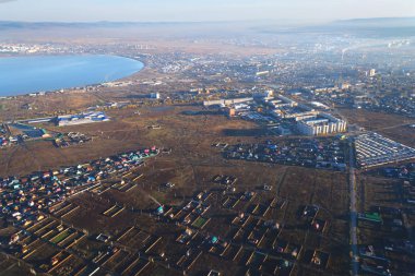 şafak güneş ışınlarının nehir ve dağlar arasında şehir uçak penceresinden görüntülemek