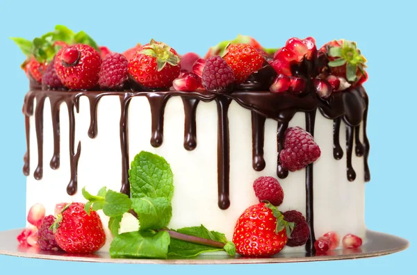 Witte Cake Gegoten Met Bruine Chocolade Versierd Met Bessen Een — Stockfoto
