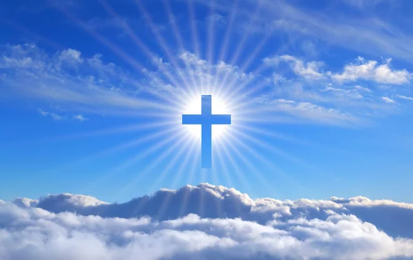 Cruz Religiosa Sobre Nuvens Cúmulos Iluminados Pelos Raios Brilho Santo — Fotografia de Stock