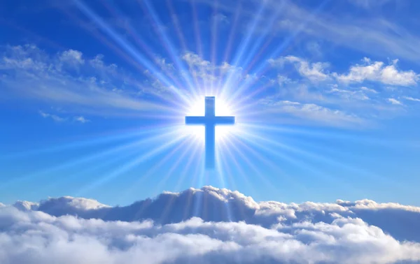 Религиозный Крест Над Кучевыми Облаками Освещенный Лучами Святого Сияния Понятие — стоковое фото