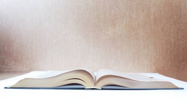 eski kitap beyaz izole arka planda ve yansımaları ve scuffs duvar zemin üzerine