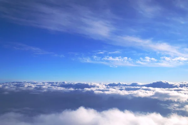 Bakgrund Blå Himmel Över Cumulusmoln Med Den Nedgående Solen Strålar — Stockfoto