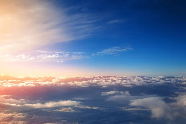 Sonnenuntergang Mit Hellen Sonnenstrahlen Über Haufenwolken Blick Aus Dem Fenster — Stockfoto