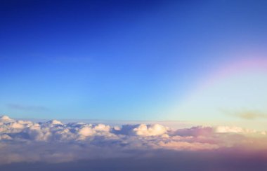 bitti kümülüs bulutlar parlak manzaralı bir uçağın penceresinden