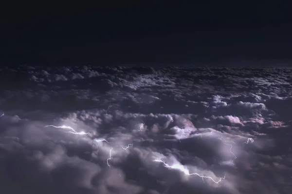 Θέα Από Παράθυρο Του Αεροπλάνου Προς Σύννεφα Νύχτα Και Λάμψεις — Φωτογραφία Αρχείου
