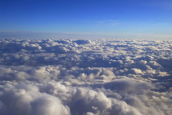 Över Cumulus Moln Ljusa Liggande Från Fönstret Ett Flygplan — Stockfoto