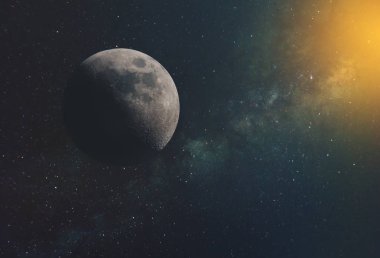 ayın Samanyolu ve evrenin sonsuz uzayda güneş ışınlarının karşı