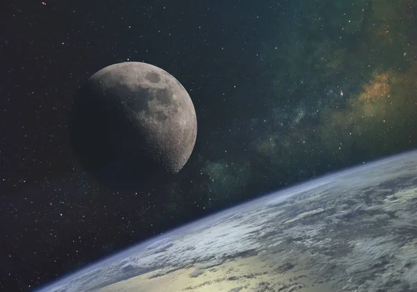 ayın Samanyolu ve Dünya'nın yörüngesinde evrenin sonsuz uzayda güneş ışınlarının karşı. Nasa tarafından döşenmiş bu görüntü unsurları
