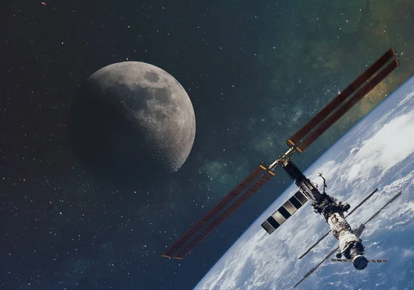ayın Samanyolu ve Uluslararası Uzay İstasyonu Earth yörüngede evrenin sonsuz uzayda karşı. Nasa tarafından döşenmiş bu görüntü unsurları