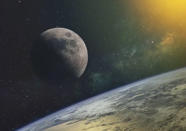 ayın Samanyolu ve Dünya'nın yörüngesinde evrenin sonsuz uzayda güneş ışınlarının karşı. Nasa tarafından döşenmiş bu görüntü unsurları