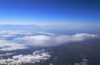 cumulus bulutları ve sonsuz mavi gökyüzü için uçak penceresinden görüntülemek