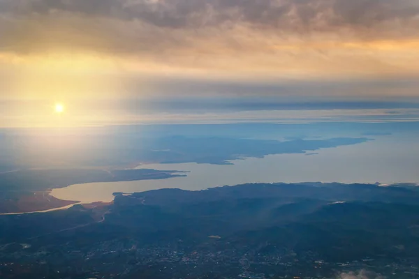 Sakhalin Adası, dağ ve deniz limanı ile uçaktaki göster
