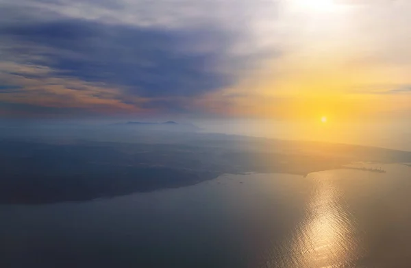 Sakhalin Adası, dağ ve deniz limanı ile uçaktaki göster