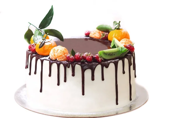 Witte Cake Gedrenkt Chocolade Versierd Met Bessen Een Afgelegen Witte — Stockfoto