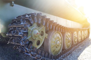 Tank tırtıl yakın çekim çölde uzun bir savaştan sonra çıkış yapan sıcak gün batımında