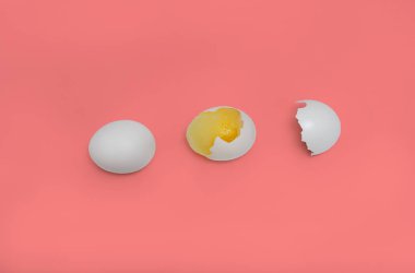 Bütün kavramı yumurta sarısı kabuk ve kırık yumurta sarısı izole bir arka plan üzerinde olmadan altında gizli