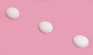 çapraz bir izole arka plan Paskalya tatil kavramı üzerinde üst üste konmuş yumurta