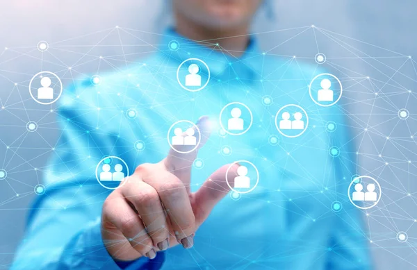 Dizüstü bilgisayarı olan bir kız interneti ve interneti insanoğlunun etkileşimi için geliştirir ve nüfusun hayatını basitleştirir.