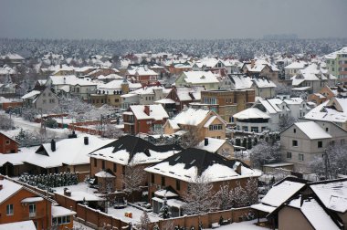 Kış panoramik görünümü evlerin çatıları