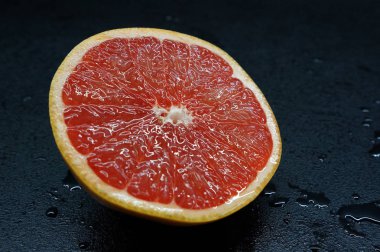 greyfurt yarısı. kırmızı sulu taze meyve
