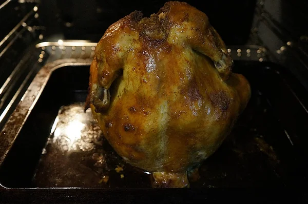 Gebratenes saftiges Huhn im Ofen — Stockfoto