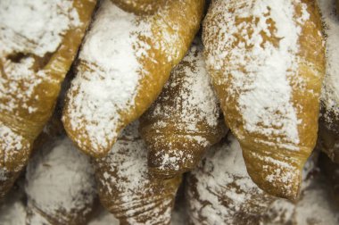 birçok taze kruvasanlar arka plan