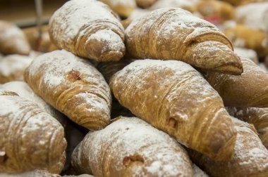birçok taze kruvasanlar arka plan