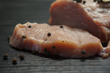 pirzola için çiğ et.