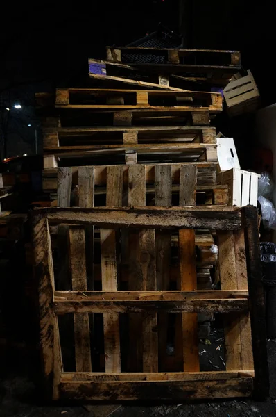 Houten pallets stapel op zwarte achtergrond — Stockfoto