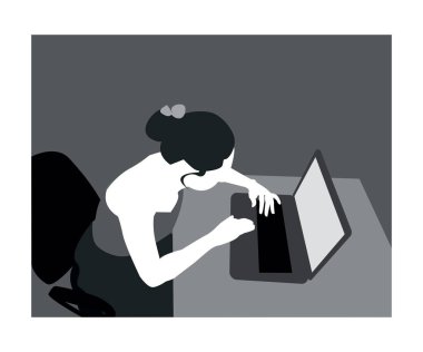 bir laptop oturan kız