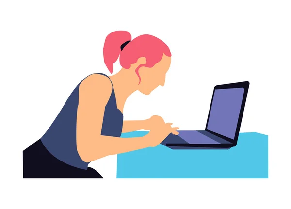 bir laptop oturan kız