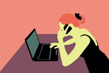 bir akıllı telefon ve dizüstü bilgisayar ile iş kadını