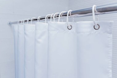 Siyah ve beyaz duş perdesi ile beyaz banyo.