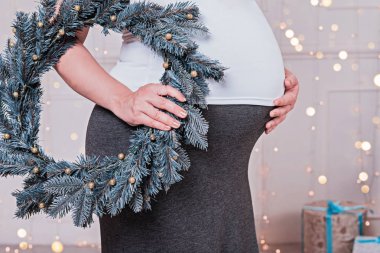 Kadının elinde hamile karnıma dokunmaktan kapatın. Kırpılmış.